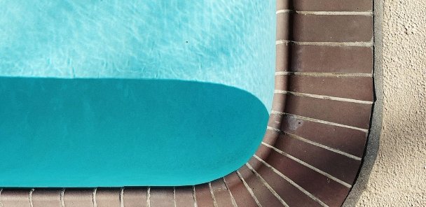 Brick pool coping around a pool